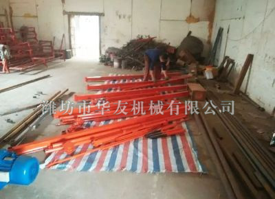點(diǎn)擊查看詳細(xì)信息<br>標(biāo)題：華友機(jī)械直滑式吊運(yùn)機(jī)發(fā)貨現(xiàn)場 閱讀次數(shù)：7058